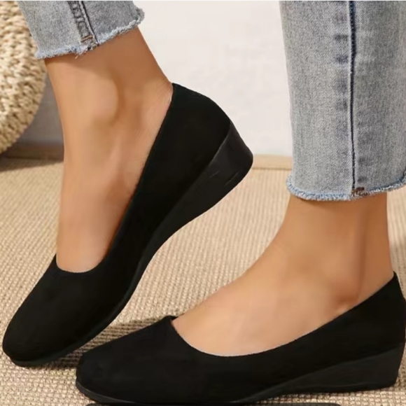 Black Flats size 9 - Picture 2 of 4